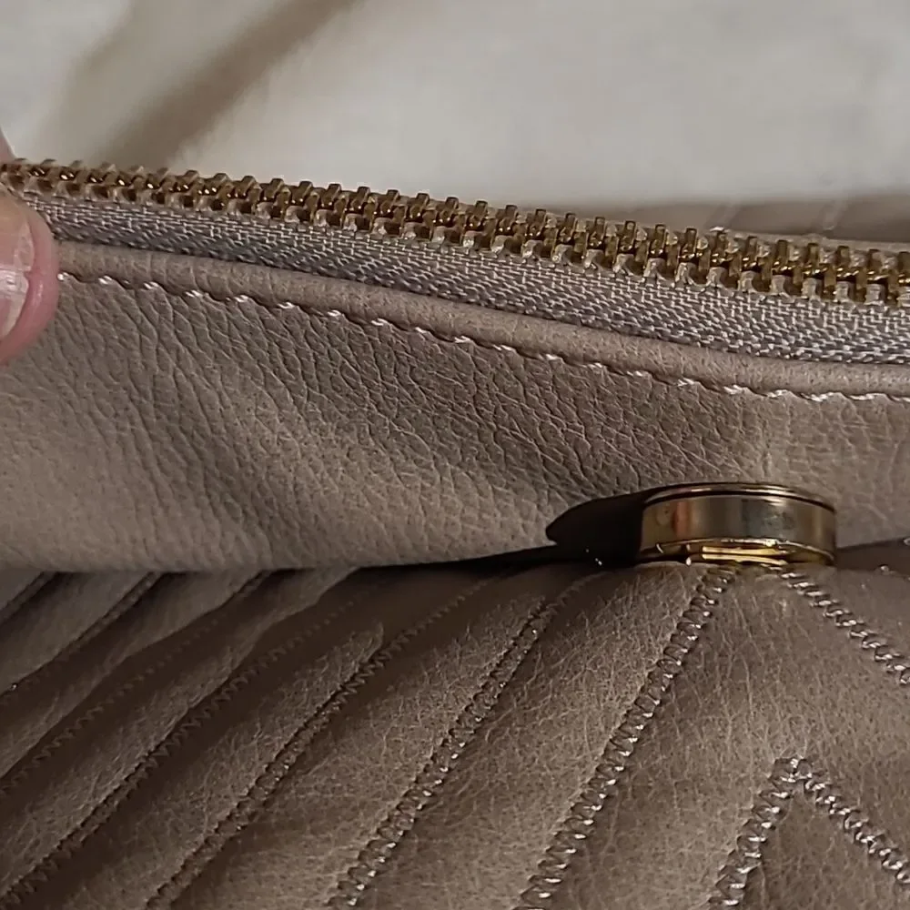 Shoulder chain purse with 3 pockets with magnet closure